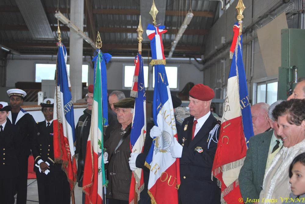 Les drapeaux des associations patriotiques