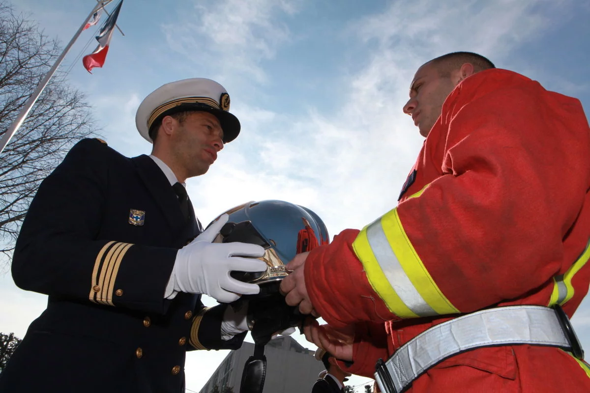Cérémonie de présentation au Drapeau et de remise de casque le 25 novembre