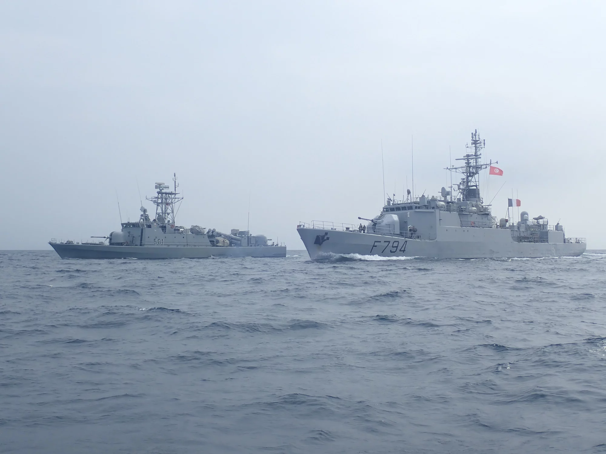 L'aviso EV Jacoubet et le patrouilleur tunisien La Galite