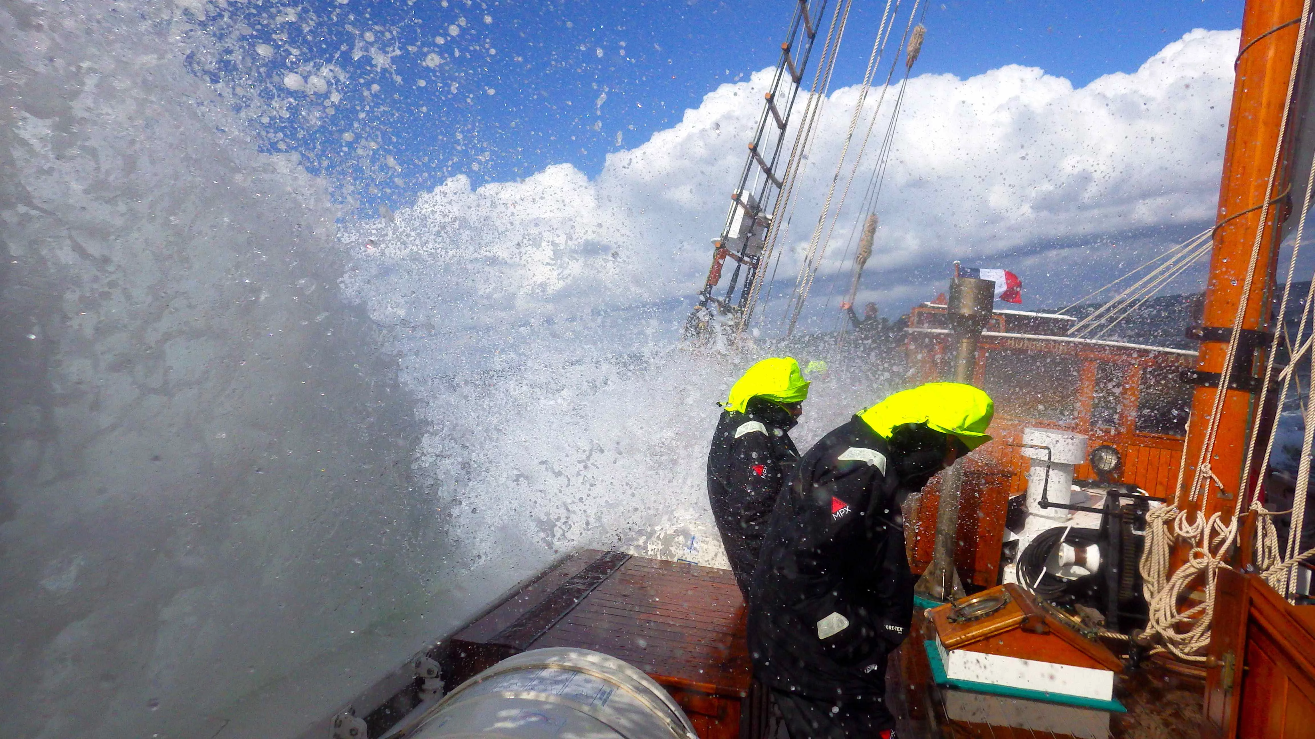 La goélette Etoile par mer agitée
