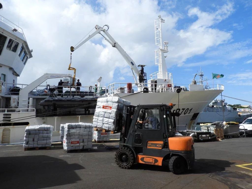 Embarquement sur le Malin du fret humanitaire