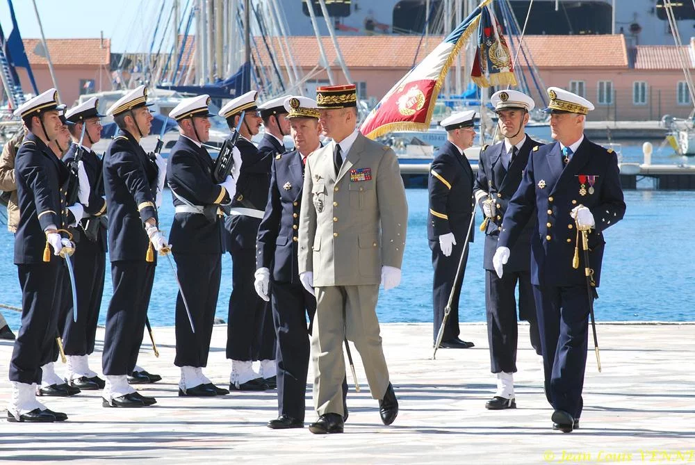 Les autorités passent le détachement d'honneur en revue