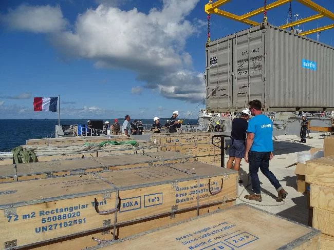 Le D'Entrecasteaux décharge le fret humanitaire