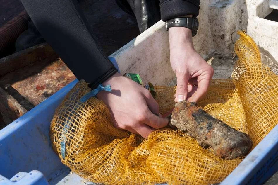 Coopération entre les plongeurs démineurs et les pêcheurs à la coquille en rade de Brest