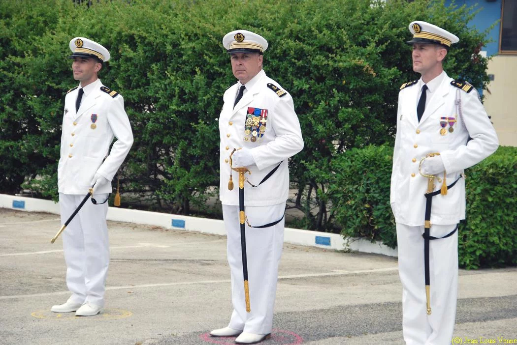 Le nouveau commandant, l'adjoint organique et l'ancien commandant