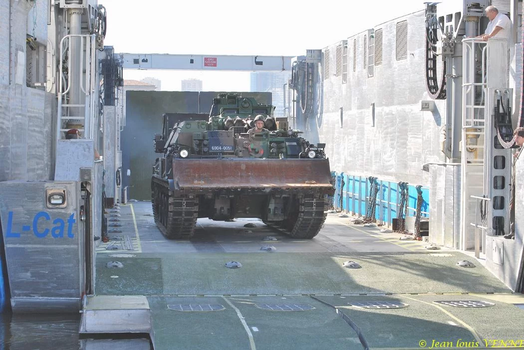 L'Engin Blindé du Génie débarque du L-CAT