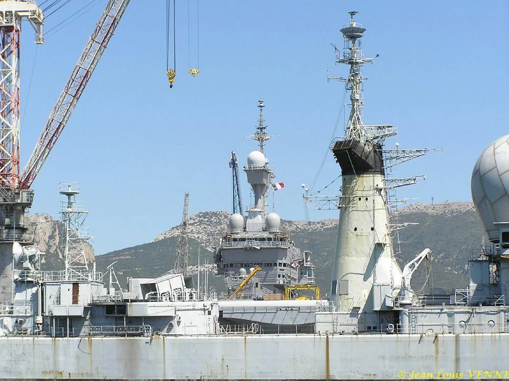 L'ex-Suffren devant le Charles de Gaulle