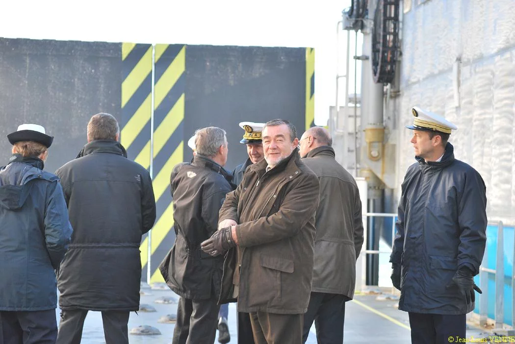Le CEMM et les invités remontent à bord