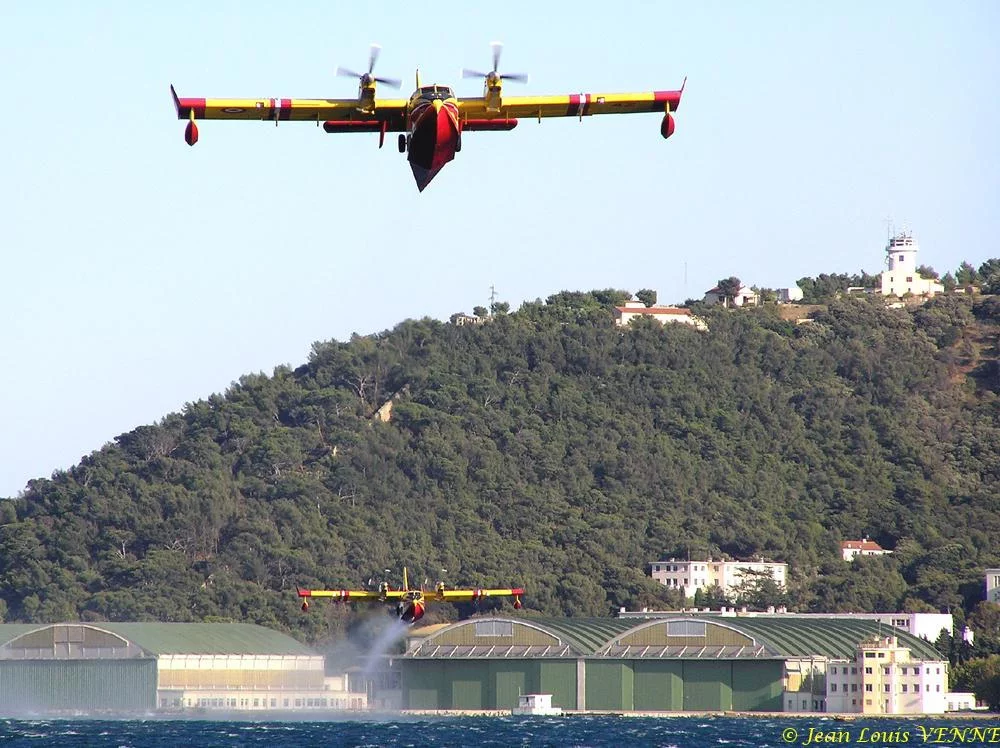 Les Canadairs interviennent au-dessus de Saint Mandrier
