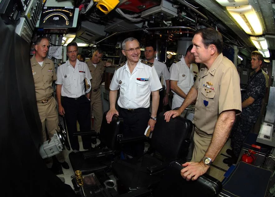 L'amiral Baud dans le poste central de l'USS Scranton