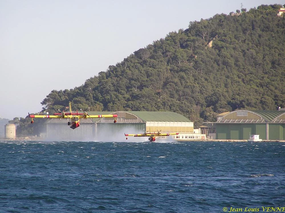 Les Canadairs interviennent au-dessus de Saint Mandrier