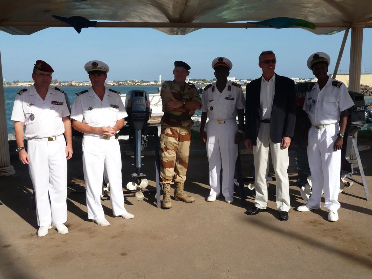 La force européenne Atalante remet des moteurs hors-bord à la marine djiboutienne