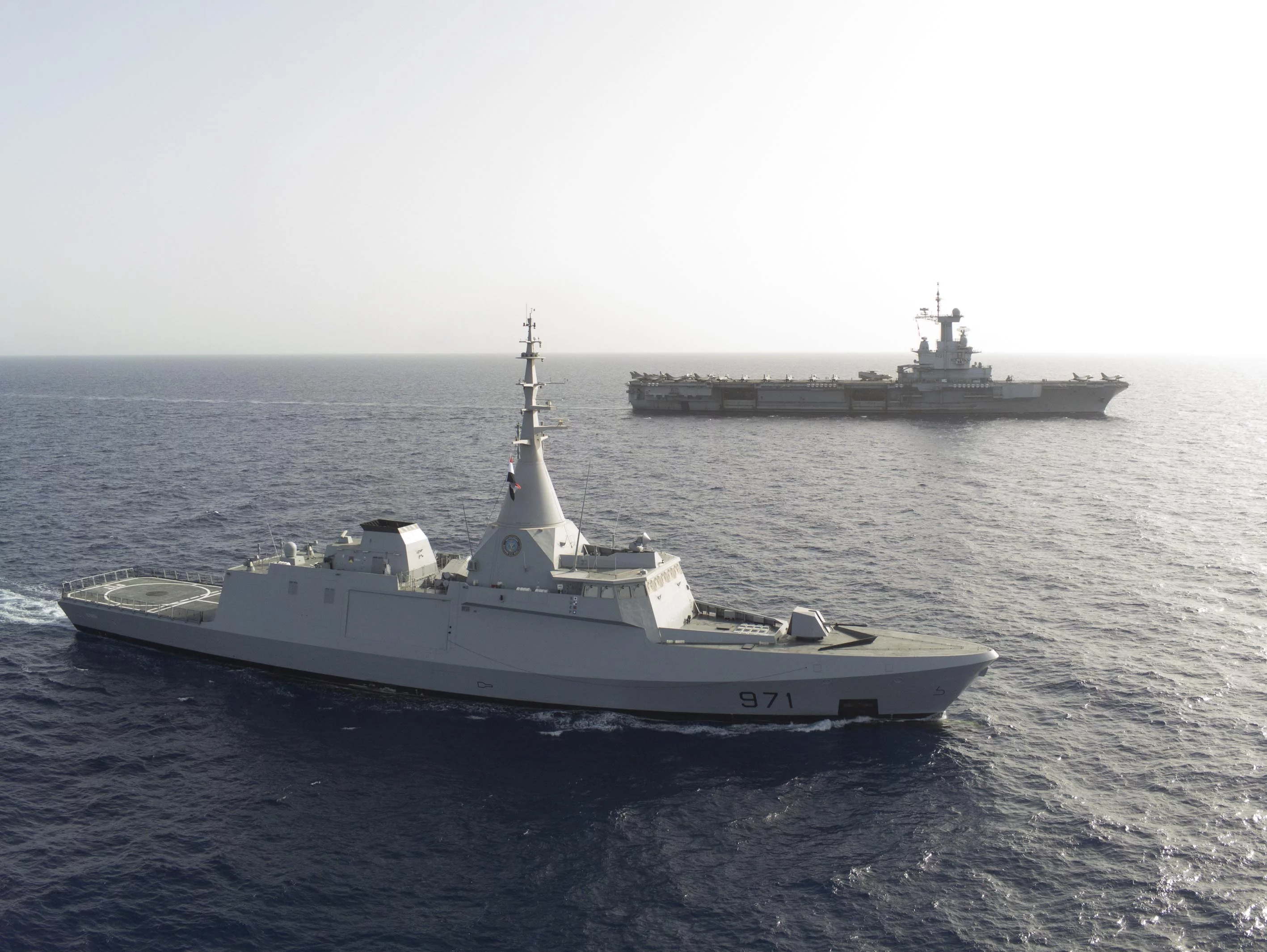 Le porte-avions Charles de Gaulle et la frégate El Fateh