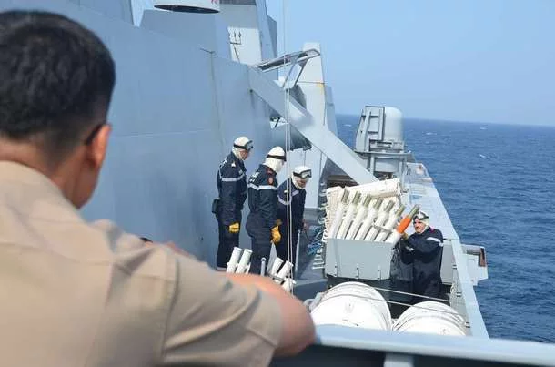 Tirs de leurre à bord de la frégate Aconit