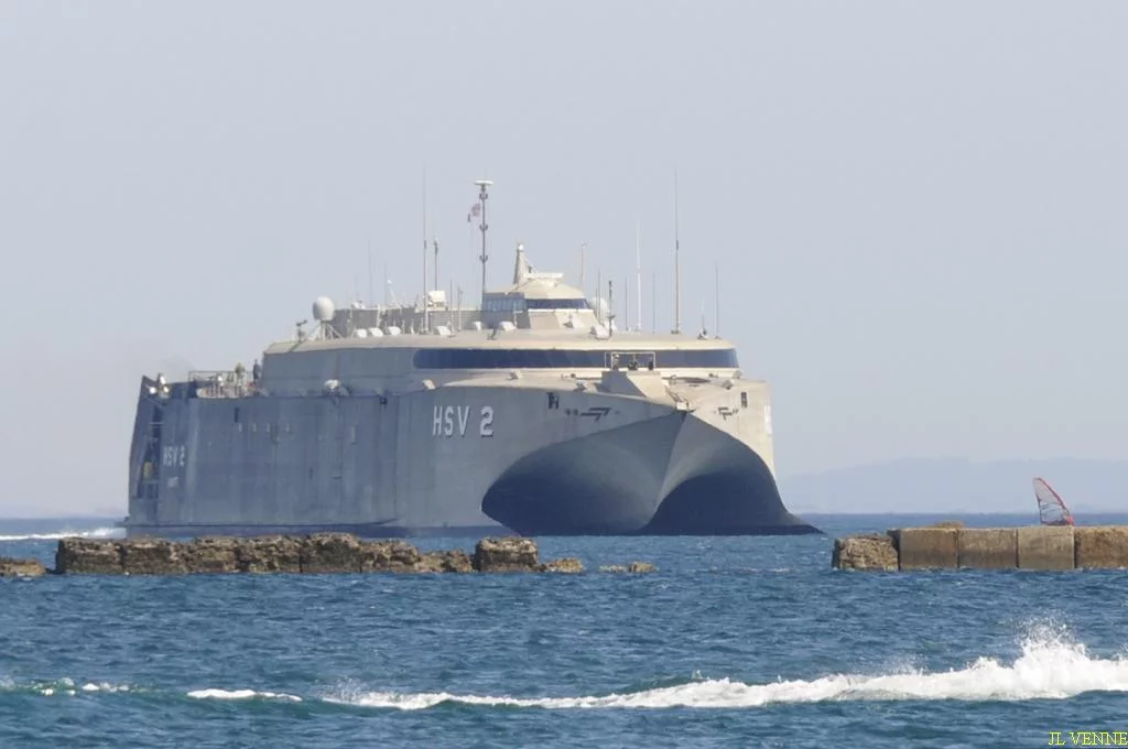 Le catamaran américain Swift arrive à Toulon