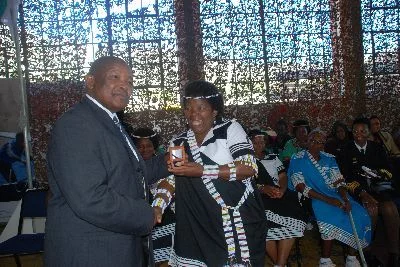 Chaque descendant reçoit une médaille du ministre de la défense