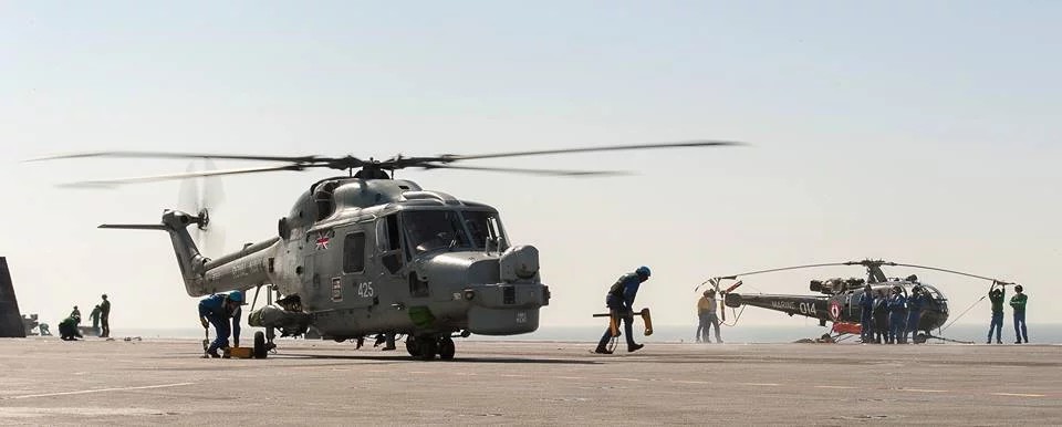 Un hélicoptère britannique sur le pont du porte-avions Charles de Gaulle