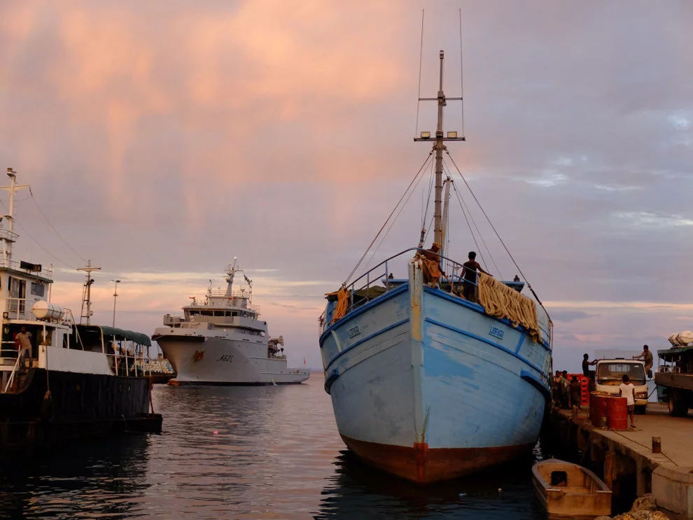 Le D’Entrecasteaux et un navire intercepté