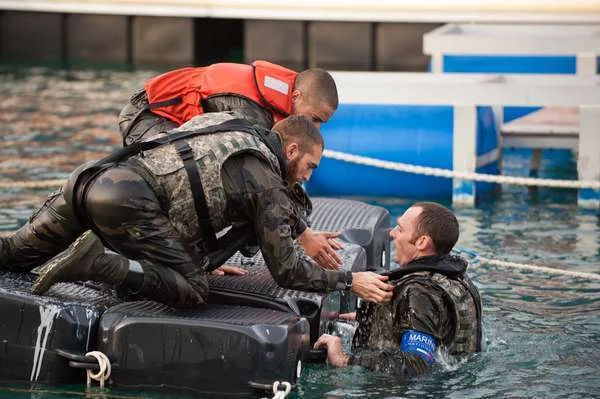 L’équipe de visite du patrouilleur L’Adroit prépare son déploiement