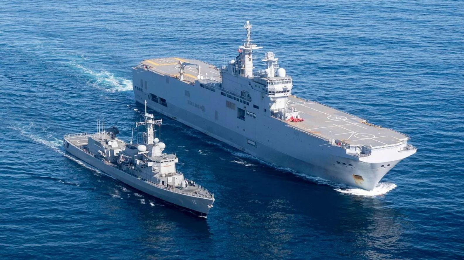 Le porte-hélicoptères Tonnerre et le patrouilleur colobien Victoria