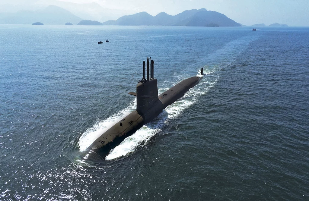 Le sous-marin brésilien Riachuelo effectue des essais de propulsion