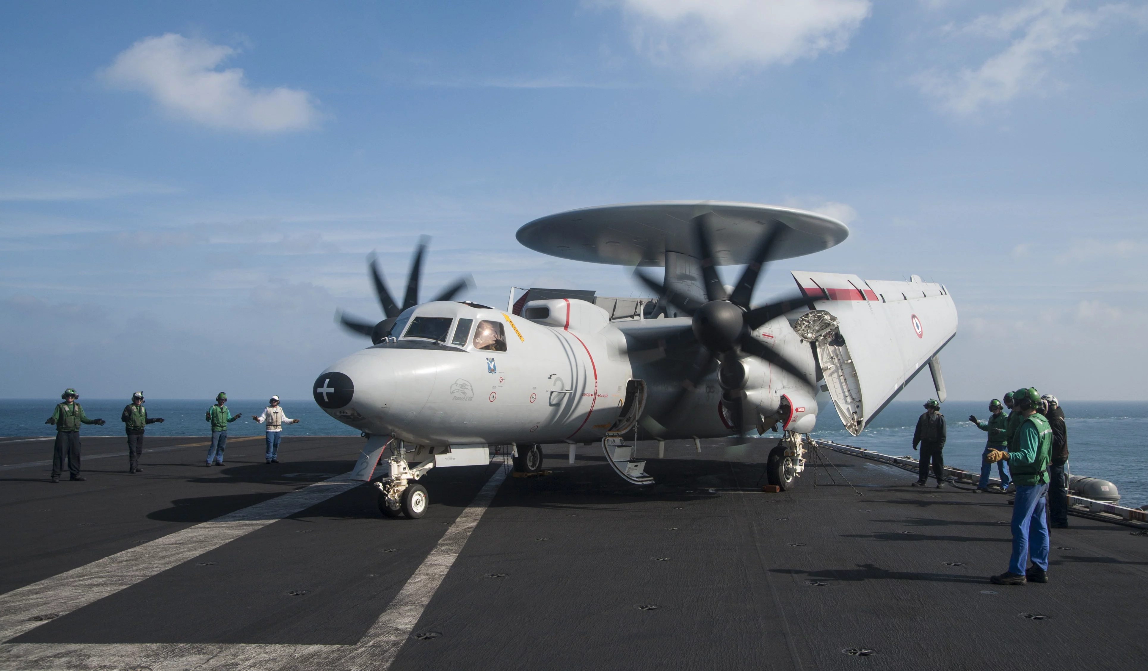 Un E2-C Hawkeye apponte sur l’USS Harry S. Truman