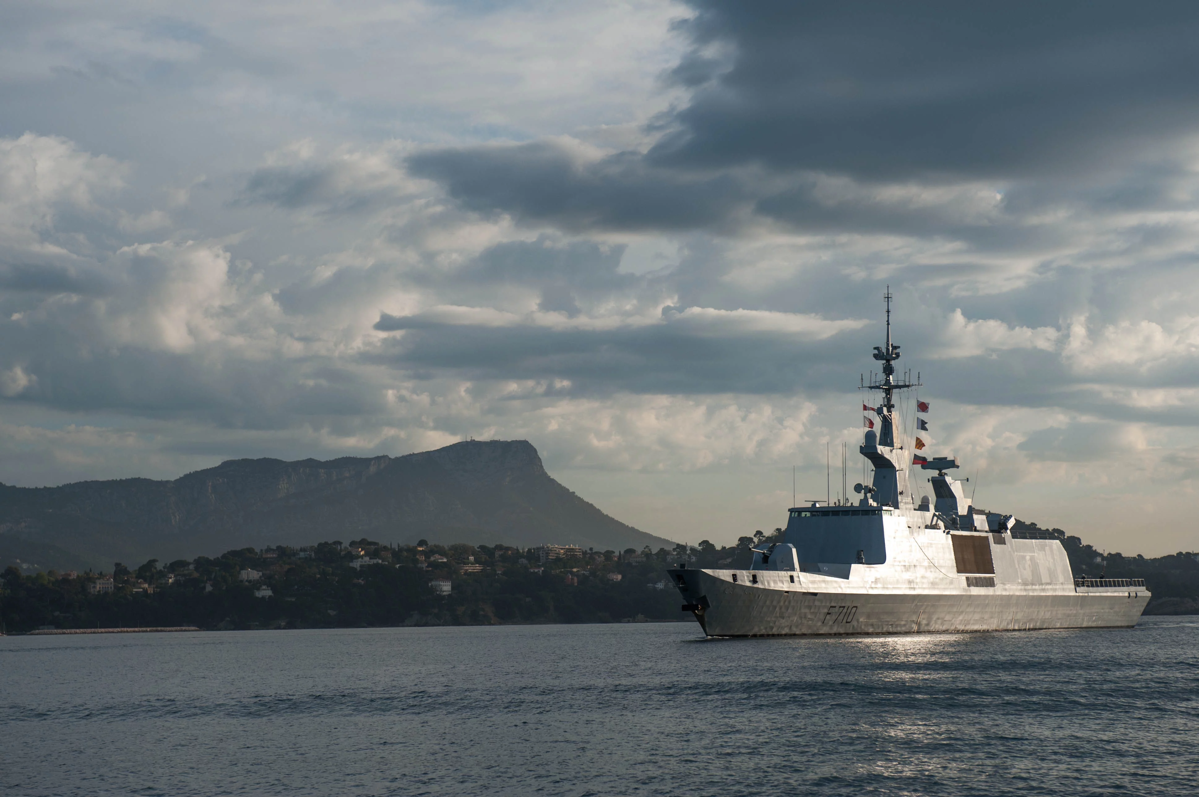 La frégate La Fayette de retour à Toulon après une mission en Méditerranée orientale et en mer Noire