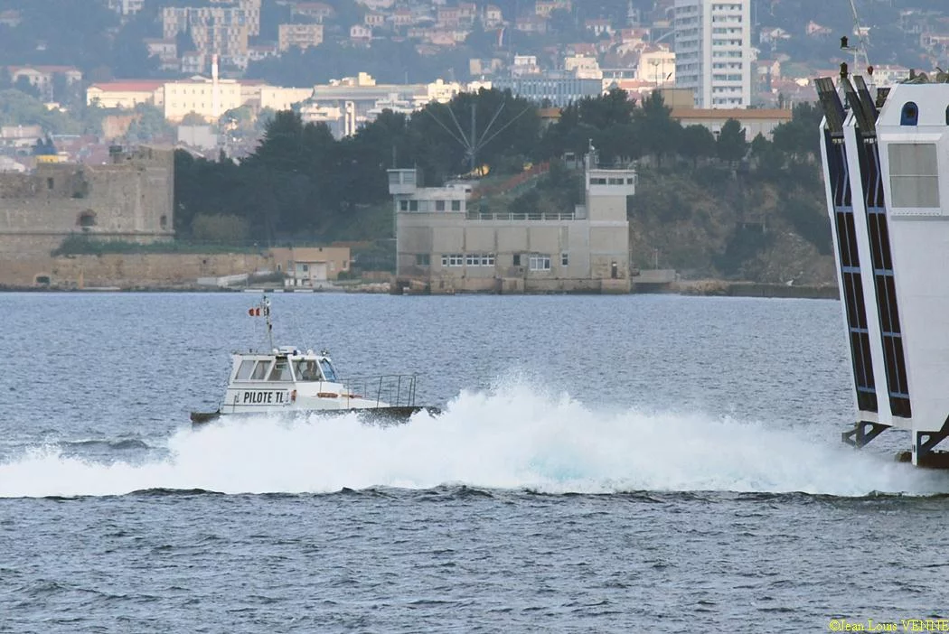 Le Liamone sort de la base navale de Toulon pour des essais