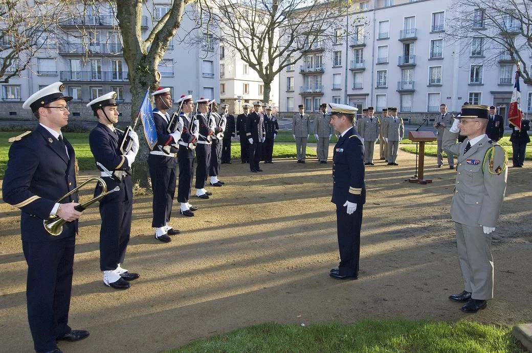 Dépôt de gerbes devant l’ancienne caserne Fautras