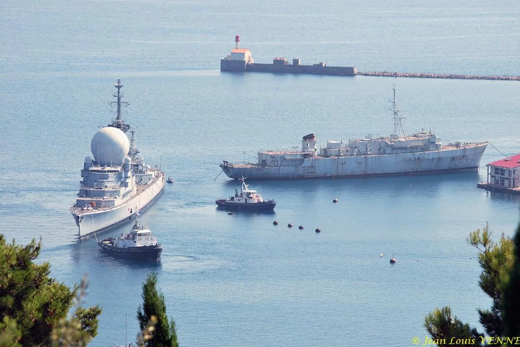 La coque de l'ex-Duquesne positionnée pour protéger le plan d'eau