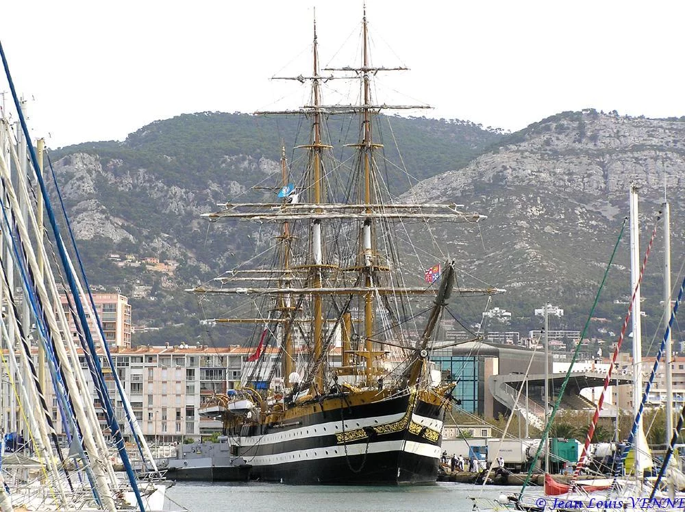 L’Amerigo Vespucci dans le port de Toulon