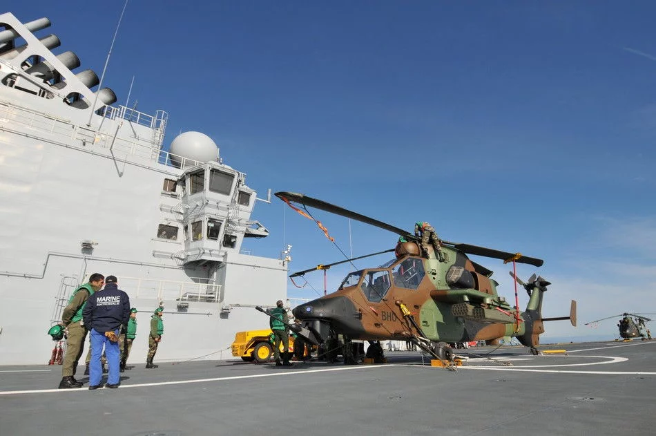 Le Tigre sur le bâtiment de protection et de commandement Mistral