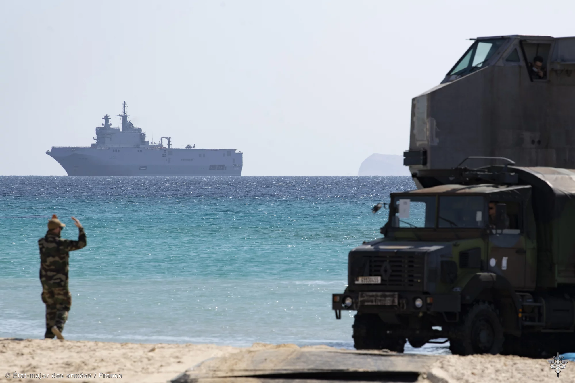 Le porte-hélicoptères Mistral lors d'un exercice amphibie