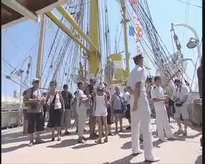 Le public sur le pont d'un grand voilier