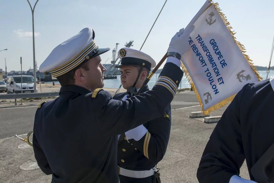 Remise officielle de fanion au GTR de Toulon