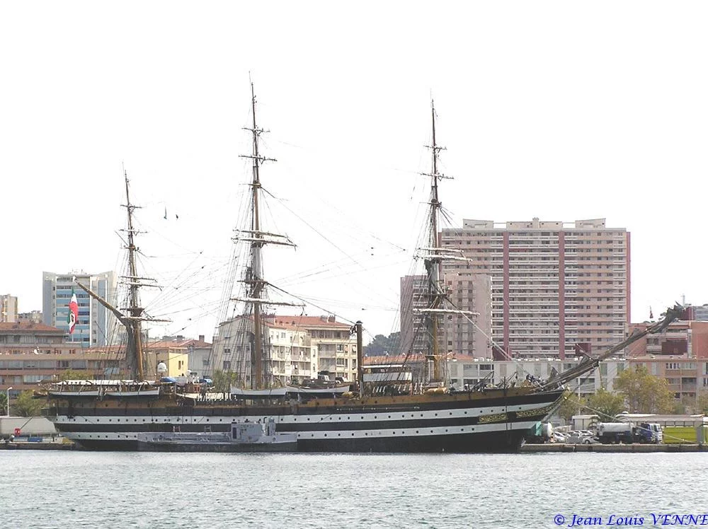 L’Amerigo Vespucci dans le port de Toulon