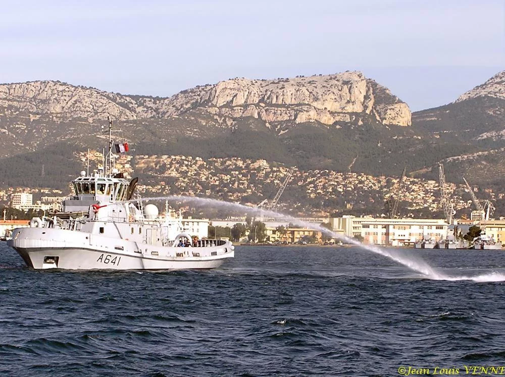 L'Estérel essaie son canon Ã  eau