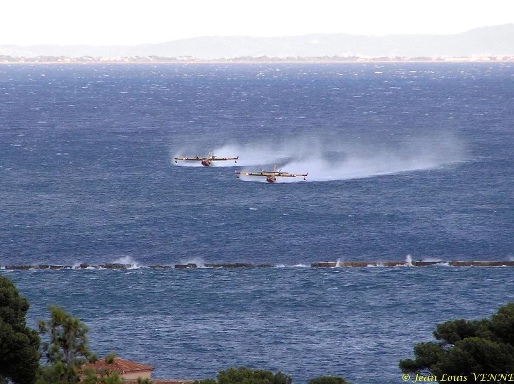 Les Canadairs interviennent au-dessus de Saint Mandrier