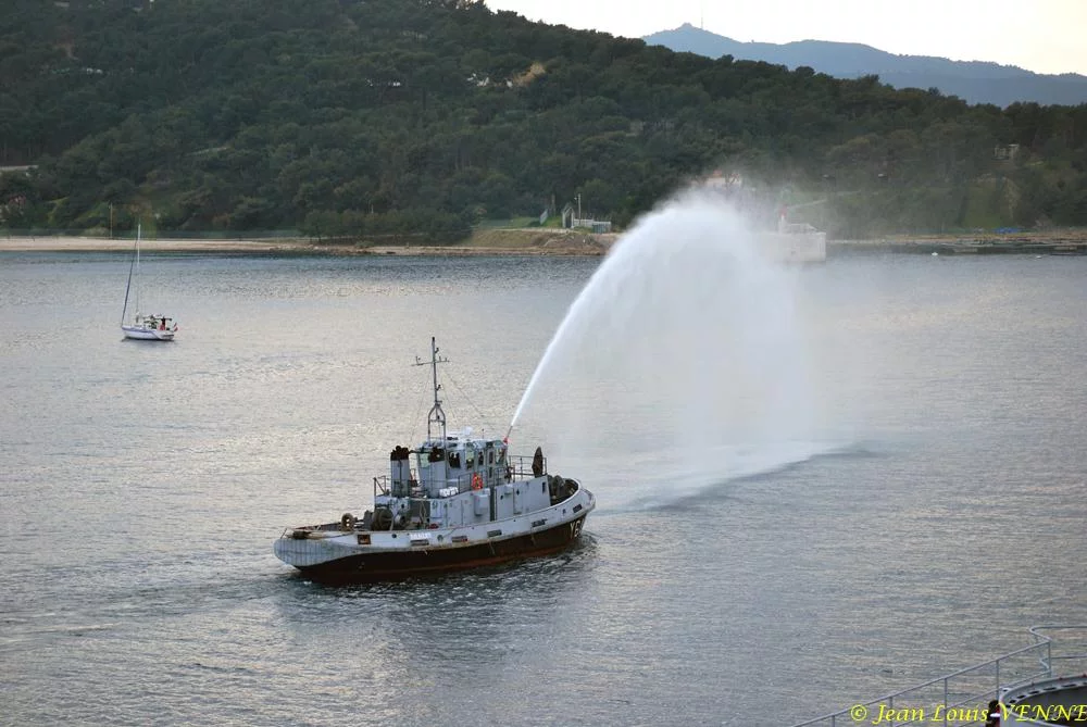 Un remorqueur de la base navale salue le retour du Jules Verne
