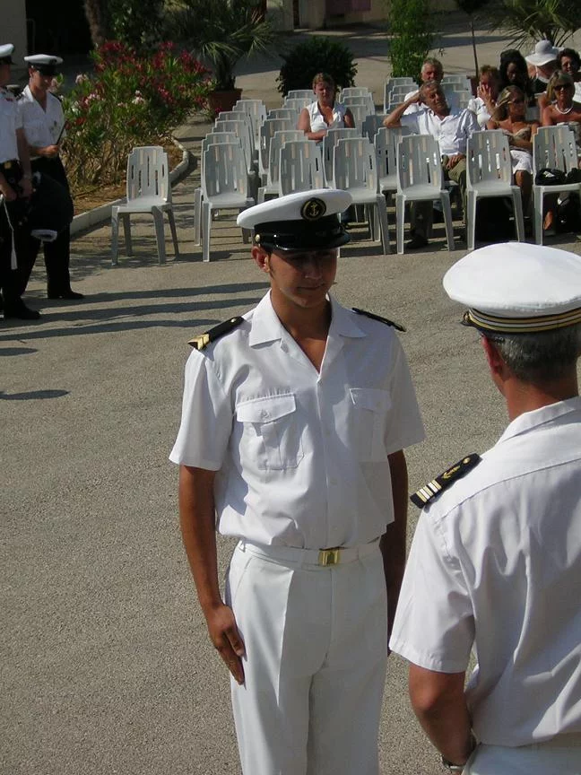 Un élève du BAT reçoit son insigne de plongeur-démineur