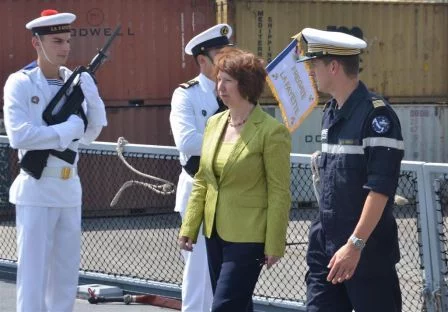 Le commandant du La Fayette accueille Mme Catherine Ashton Haute Représentante de l’Union Européenne pour les affaires étrangères et la politique de sécurité