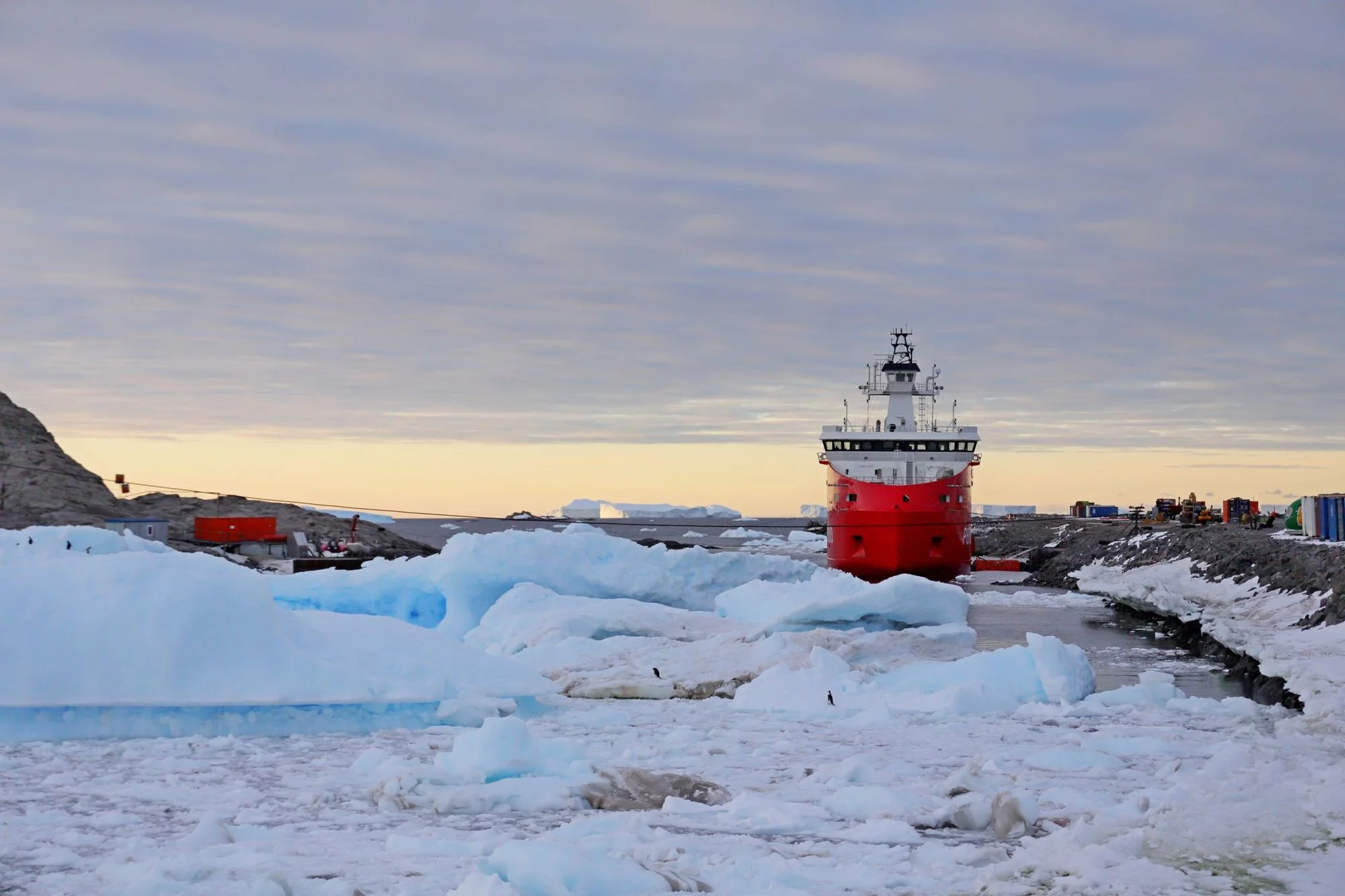 Le patrouilleur polaire L’Astrolabe à la station Dumont-d’Urville