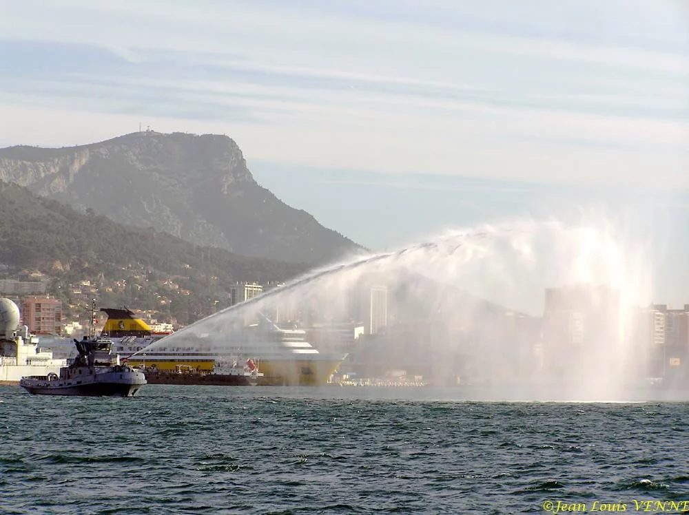 L'Estérel essaie son canon Ã  eau