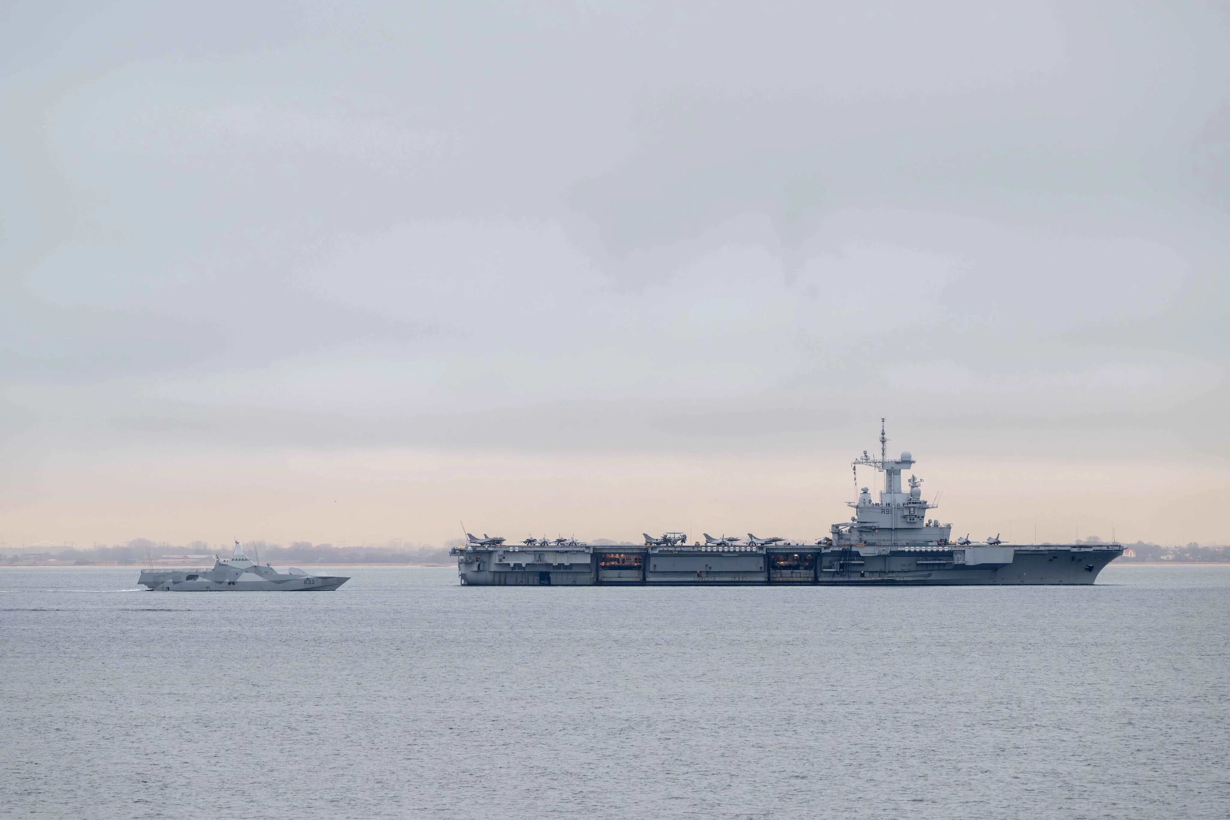 Le porte-avions Charles de Gaulle arrive à Malmö (Suède)