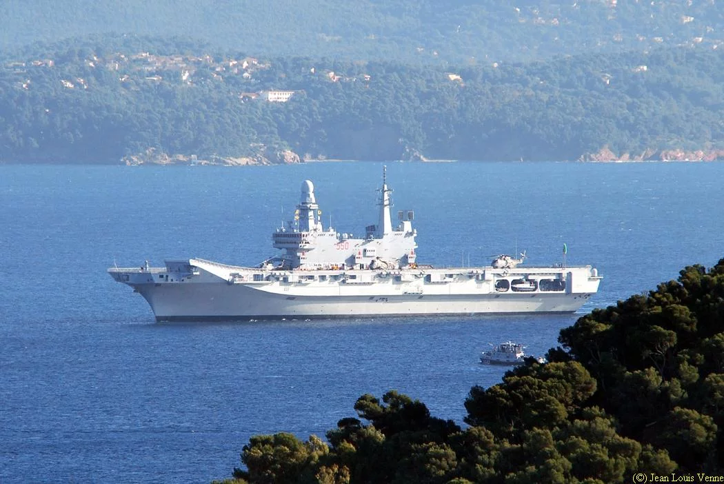 Arrivée à Toulon du porte-aéronefs italien Cavour