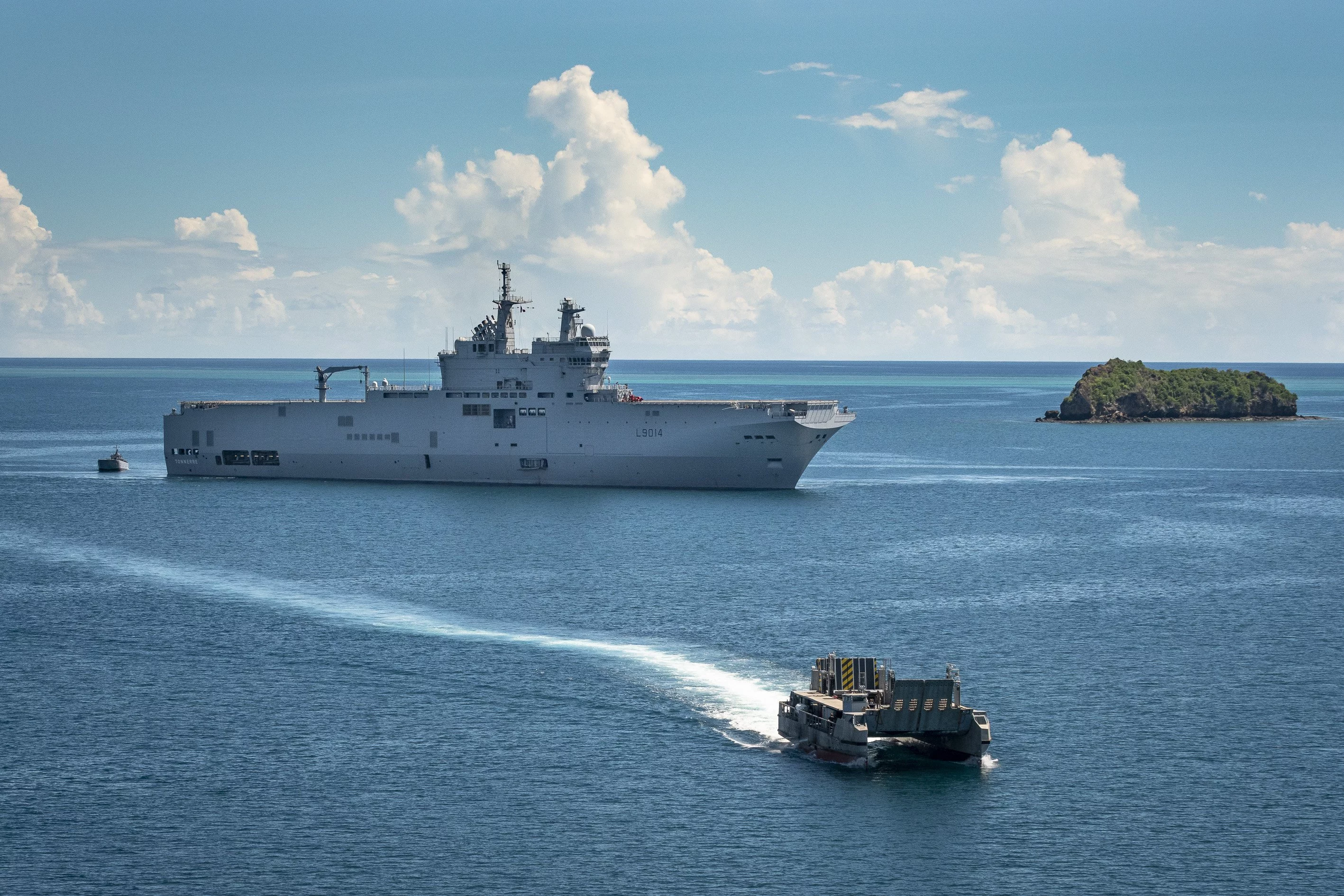 Le PHA Tonnerre embarque du fret humanitaire à Mayotte