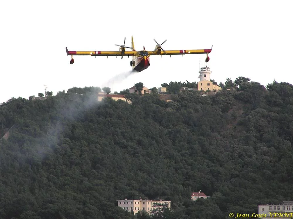 Les Canadairs interviennent au-dessus de Saint Mandrier