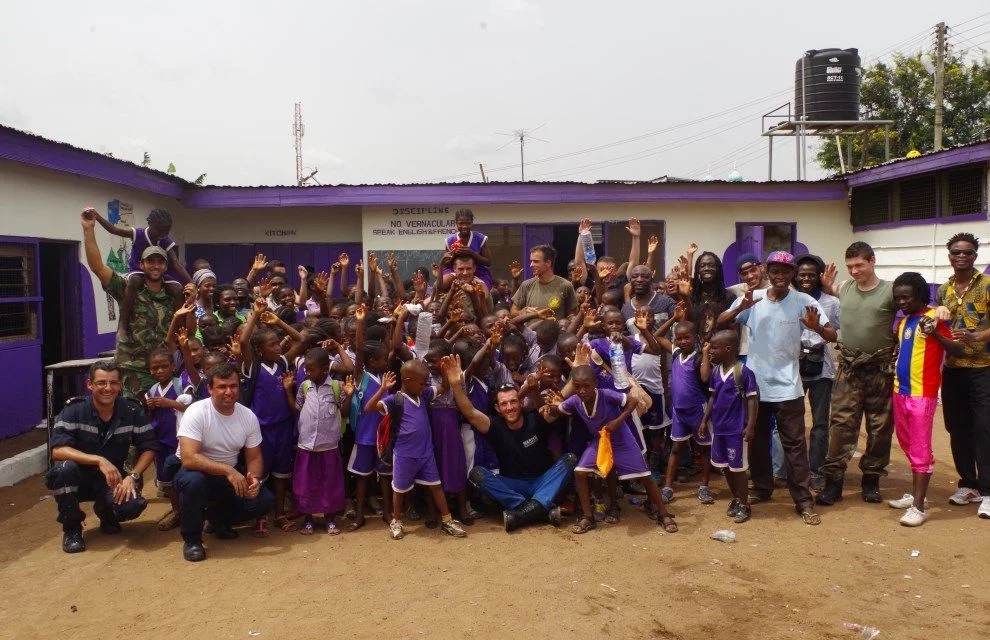 Travaux de peinture dans une école ghanéenne pour les marins du Siroco