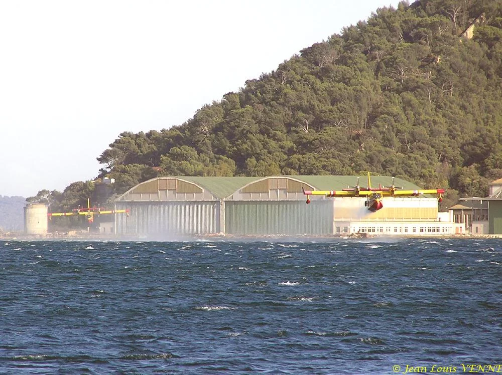 Les Canadairs interviennent au-dessus de Saint Mandrier