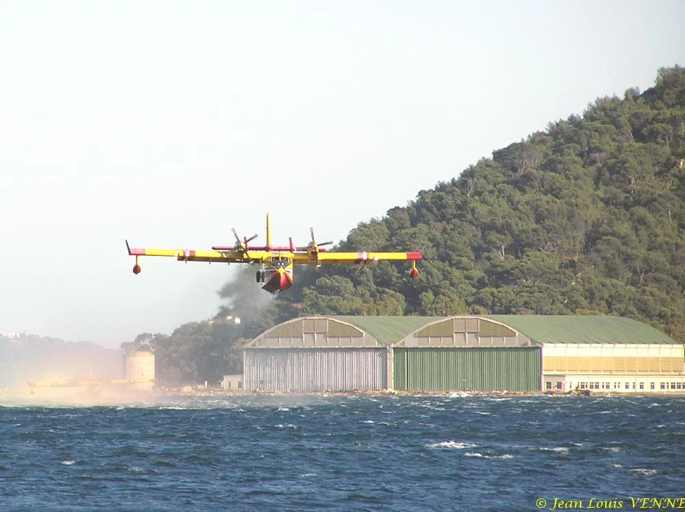 Les Canadairs interviennent au-dessus de Saint Mandrier